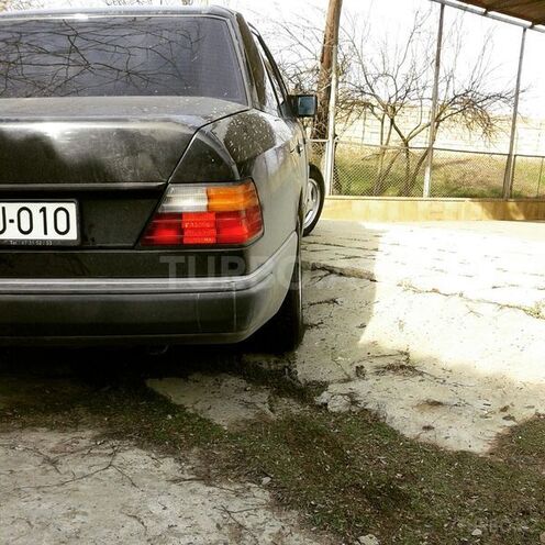 Mercedes E 260 1993, 406,000 km - 2.6 l - Sabirabad