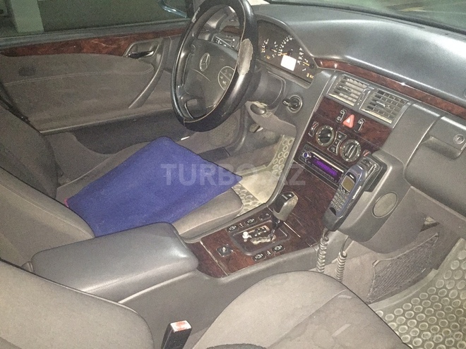 Mercedes E 220 2000, 327,000 km - 2.2 l - Bakı