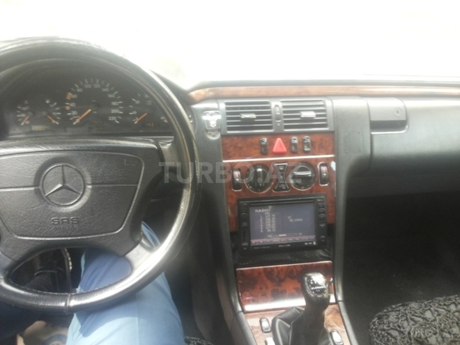 Mercedes E 220 1998, 284,068 km - 2.2 l - Bakı