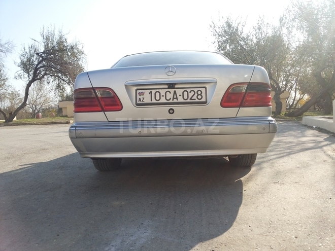 Mercedes E 240 2000, 330,000 km - 2.4 л - Bakı