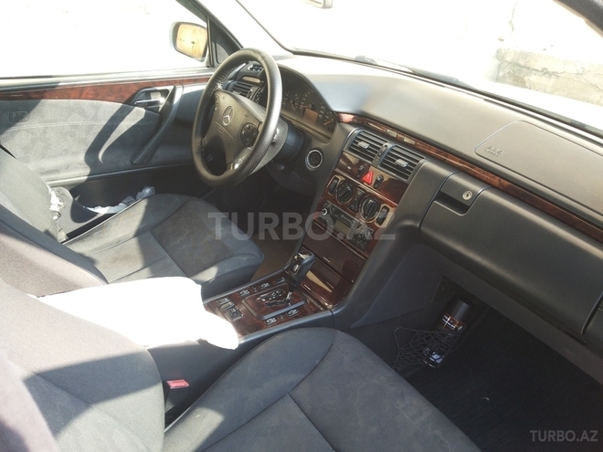 Mercedes E 240 2000, 330,000 km - 2.4 л - Bakı