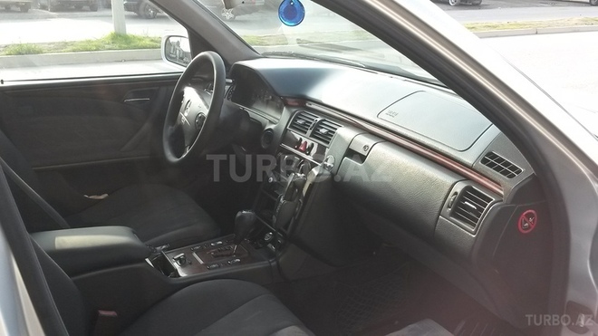 Mercedes E 220 1999, 316,000 km - 2.2 l - Sumqayıt
