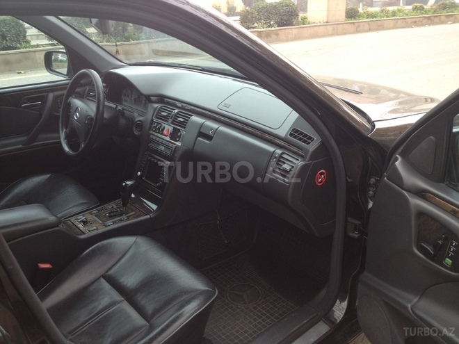 Mercedes E 320 2001, 220,636 km - 3.2 l - Ağcabədi
