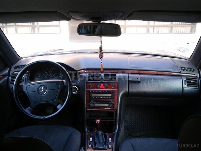 Mercedes E 240 1998, 250,000 km - 2.4 л - Sumqayıt