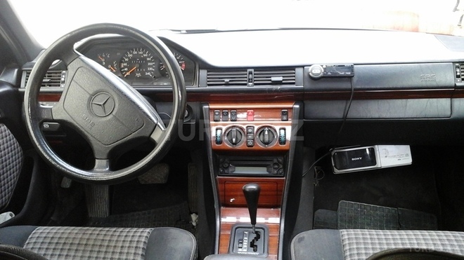 Mercedes E 220 1995, 278,000 km - 2.2 л - Bakı