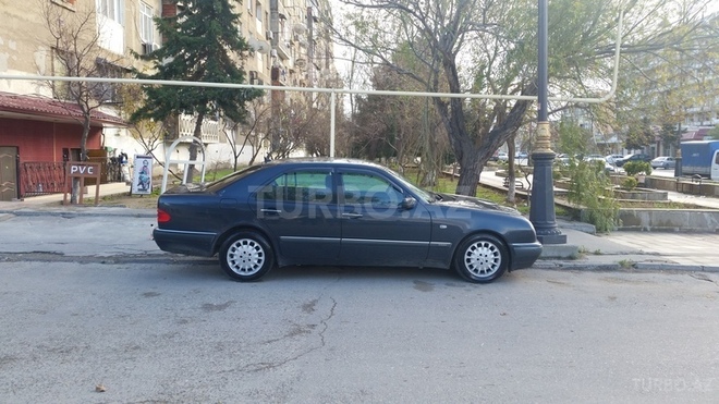 Mercedes E 240 1999, 243,000 km - 2.4 л - Bakı