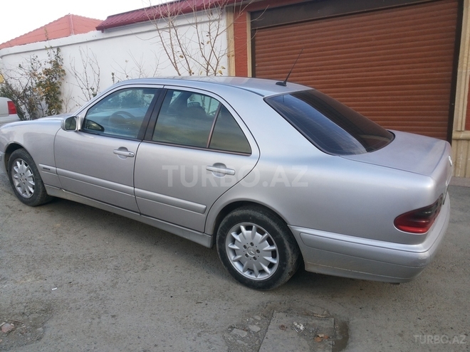 Mercedes E 220 2001, 220,000 km - 2.2 l - Bakı