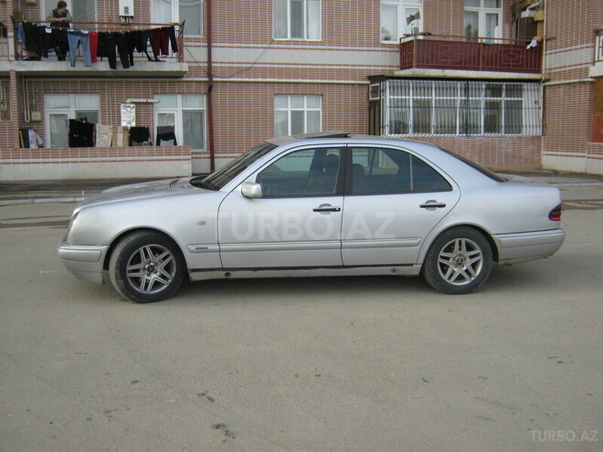 Mercedes E 220 1999, 300,000 km - 2.2 l - Bakı