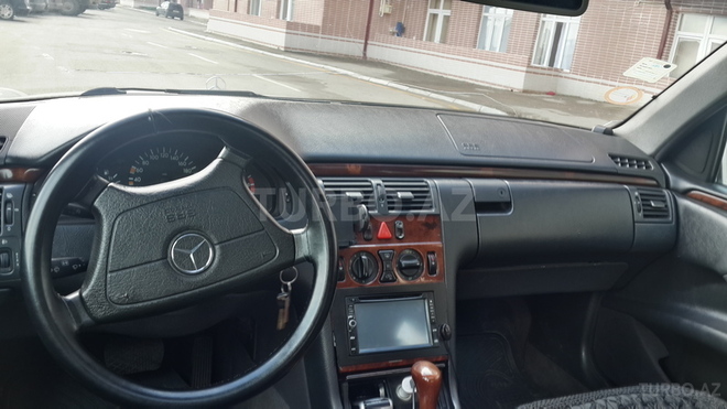 Mercedes E 220 1999, 300,000 km - 2.2 l - Bakı
