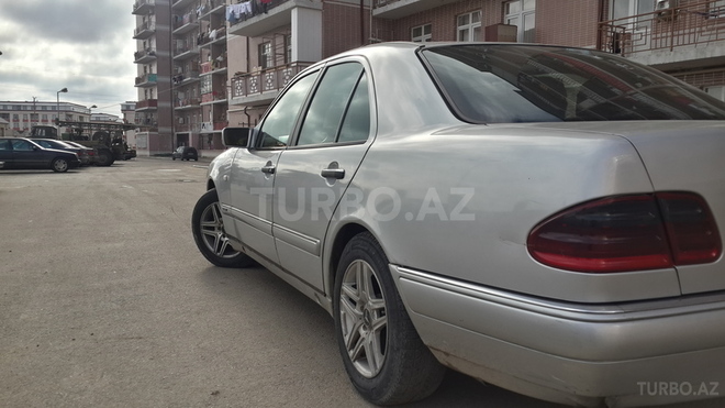 Mercedes E 220 1999, 300,000 km - 2.2 l - Bakı