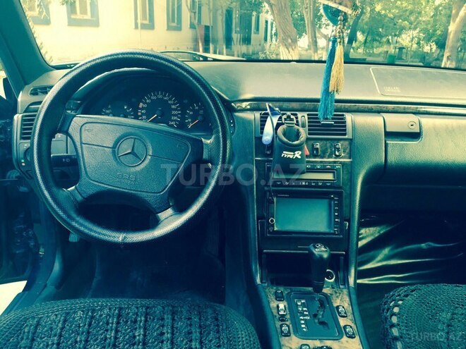 Mercedes E 240 1999, 270,000 km - 2.4 l - Sumqayıt