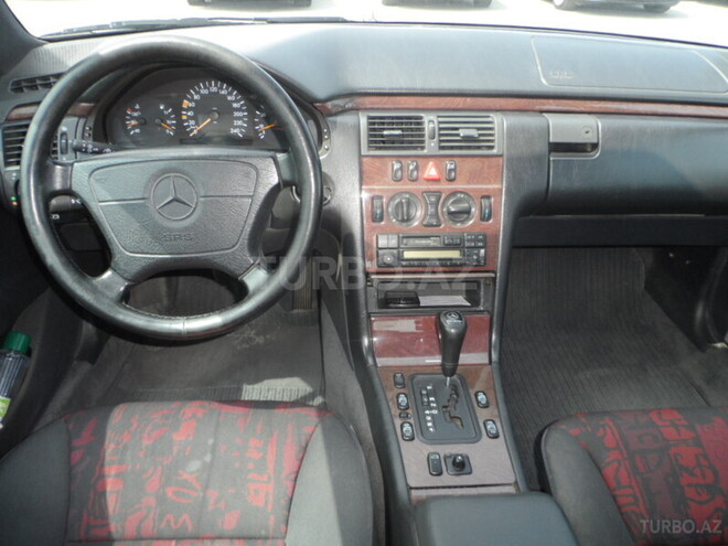 Mercedes E 220 2001, 192,000 km - 2.2 l - Bakı