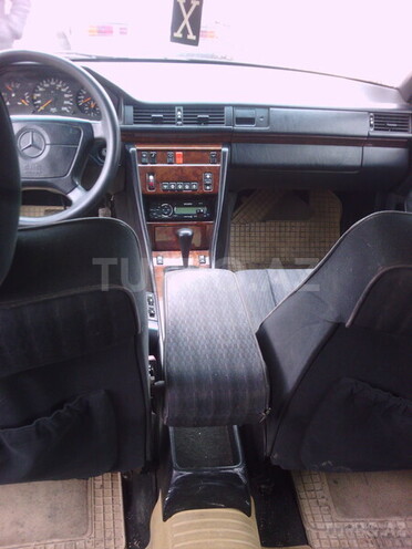 Mercedes E 220 1992, 185,000 km - 2.2 l - Şəki