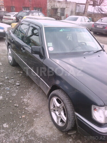 Mercedes E 220 1992, 185,000 km - 2.2 l - Şəki