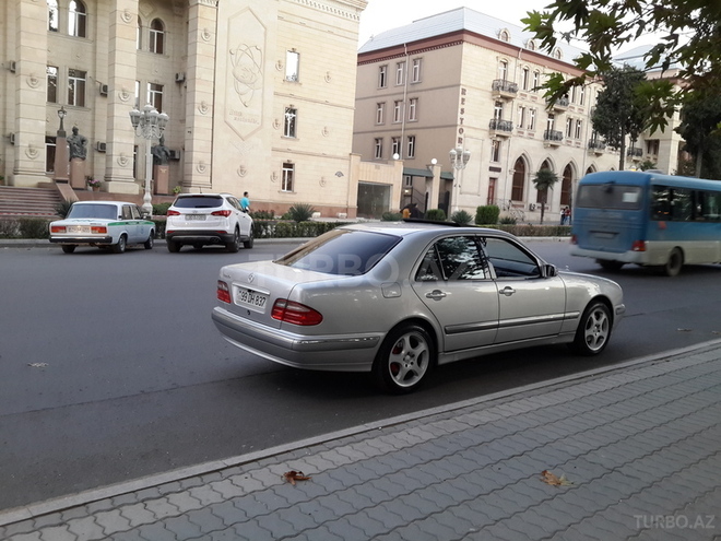 Mercedes E 240 2000, 144,000 km - 2.6 l - Gəncə