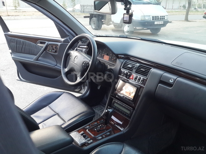 Mercedes E 240 2000, 144,000 km - 2.6 l - Gəncə