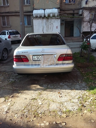 Mercedes E 220 1999, 289,752 km - 2.2 l - Bakı