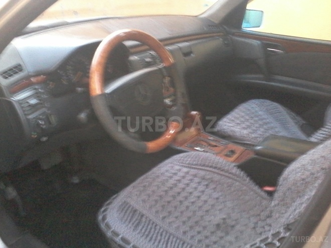 Mercedes E 240 1998, 300,000 km - 2.4 л - Bakı