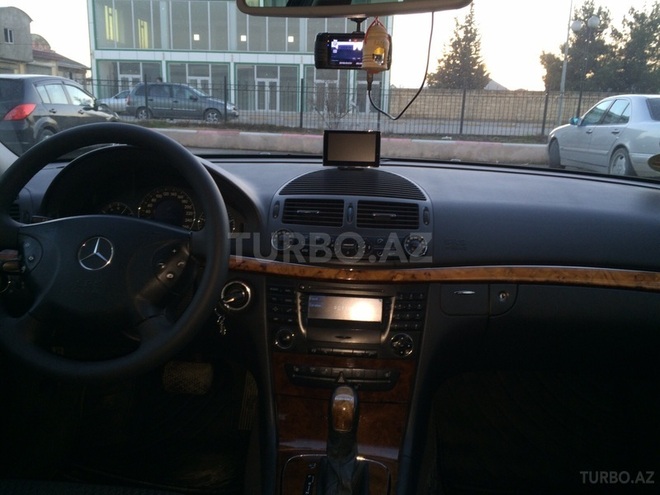 Mercedes E 270 2003, 305,000 km - 2.7 l - Xudat