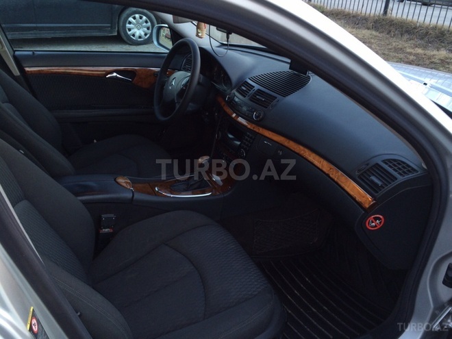 Mercedes E 270 2003, 305,000 km - 2.7 l - Xudat