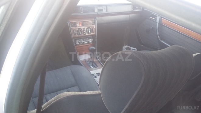 Mercedes E 300 1986, 324,988 km - 3.0 l - Bakı