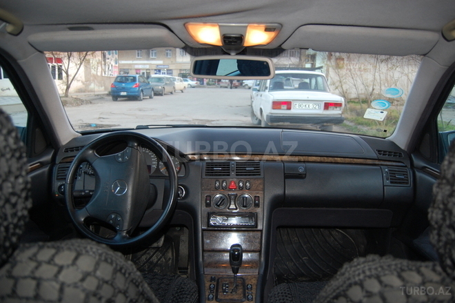 Mercedes E 220 1999, 265,500 km - 2.2 l - Bakı