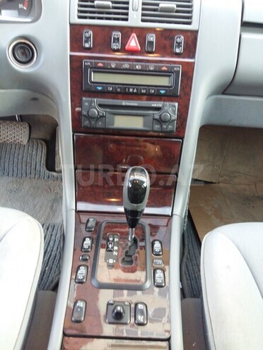 Mercedes E 220 2001, 246,000 km - 2.2 л - Quba