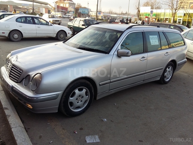 Mercedes E 220 2001, 246,000 km - 2.2 л - Quba