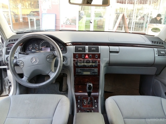 Mercedes E 220 2001, 246,000 km - 2.2 л - Quba