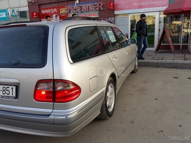 Mercedes E 220 2001, 246,000 km - 2.2 л - Quba