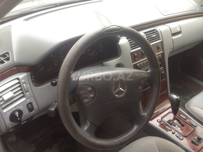 Mercedes E 260 2000, 281,000 km - 2.6 l - Bakı