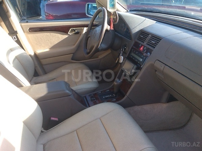 Mercedes C 220 1996, 136,000 km - 2.2 l - Sumqayıt
