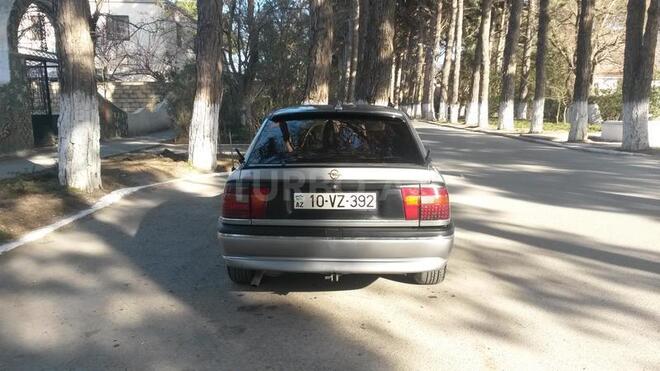 Opel Vectra 1992, 150,000 km - 1.8 l - Sumqayıt