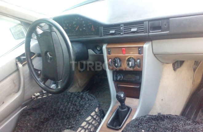 Mercedes E 200 1986, 2,436,558 km - 2.0 l - Sumqayıt