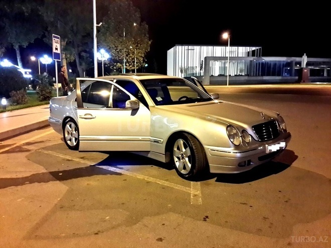 Mercedes E 280 2001, 245,000 km - 2.8 l - Bakı
