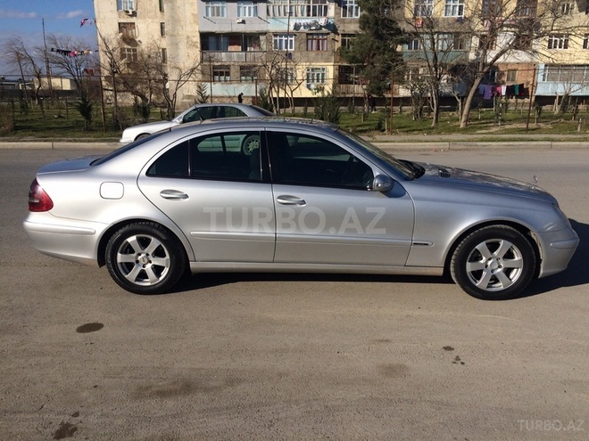 Mercedes E 220 2003, 260,000 km - 2.2 л - Sumqayıt