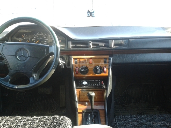 Mercedes E 220 1993, 150,000 km - 2.2 l - Bakı