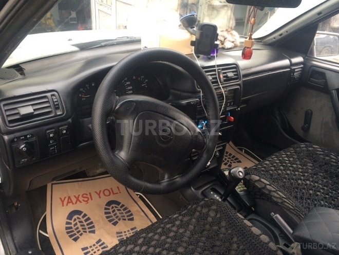 Opel Vectra 1995, 272,000 km - 2.0 l - Bakı
