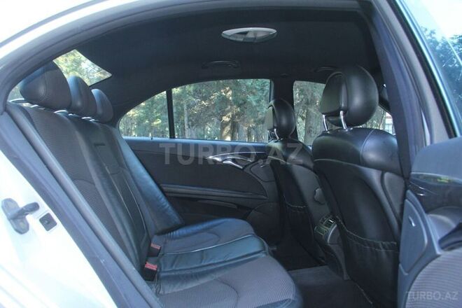 Mercedes E 220 2002, 300,000 km - 2.2 l - 