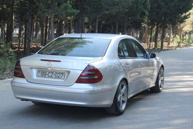 Mercedes E 220 2002, 300,000 km - 2.2 l - 