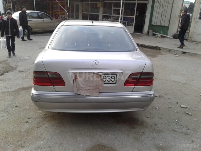 Mercedes E 320 2001, 243,000 km - 3.2 l - Bakı