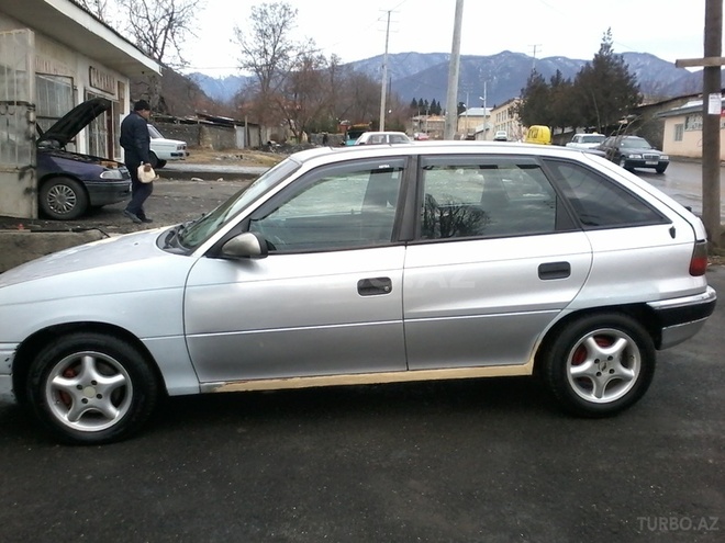 Opel Astra 1992, 30,000 km - 1.8 l - Qax