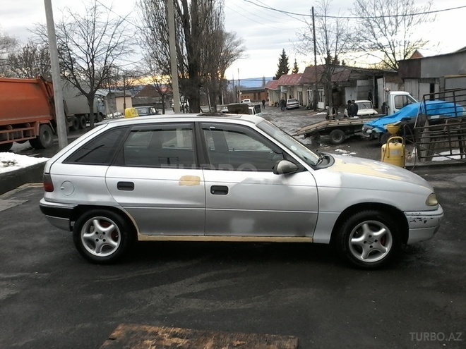 Opel Astra 1992, 30,000 km - 1.8 l - Qax