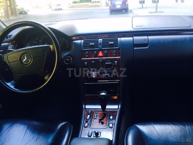 Mercedes E 240 1999, 230,000 km - 2.4 l - Bakı