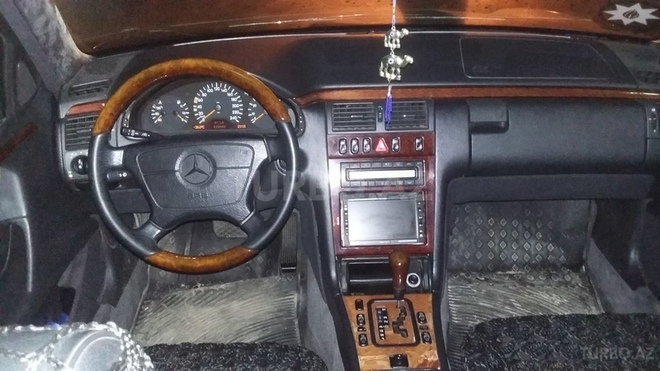 Mercedes E 240 1998, 123,850 km - 2.4 l - Bakı