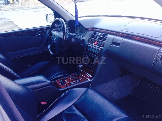 Mercedes E 240 2000, 180,000 km - 2.4 l - Bakı