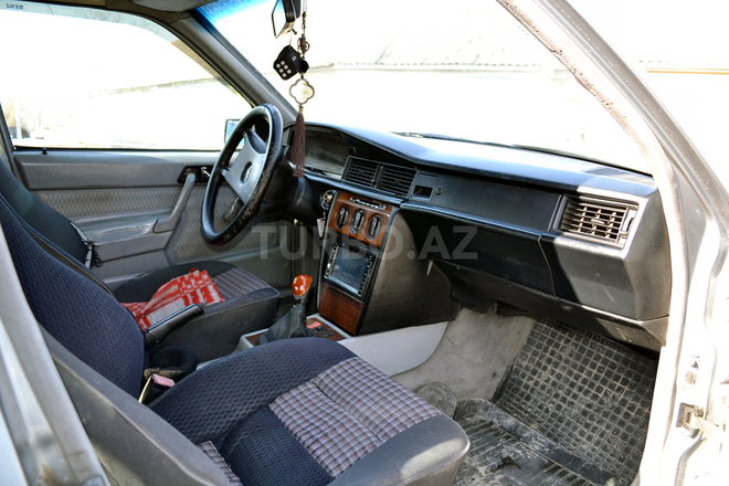 Mercedes 190 1990, 235,000 km - 2.0 l - İsmayıllı