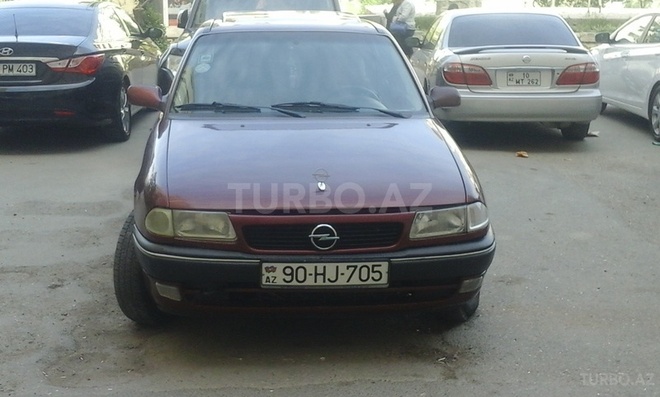 Opel Astra 1996, 250,000 km - 1.6 л - Xudat