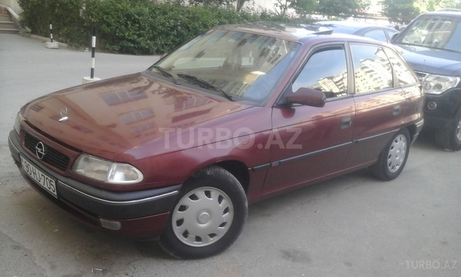 Opel Astra 1996, 250,000 km - 1.6 л - Xudat