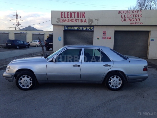 Mercedes E 220 1993, 230,000 km - 2.2 л - Bakı